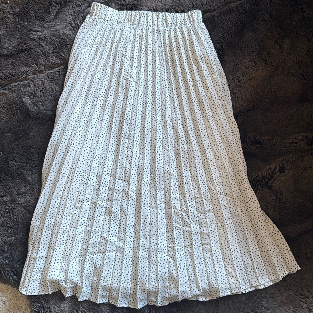 Pleated polka dot skirt